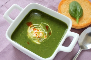 Суп-пюре из шпината можно готовить на мясном или курином бульоне