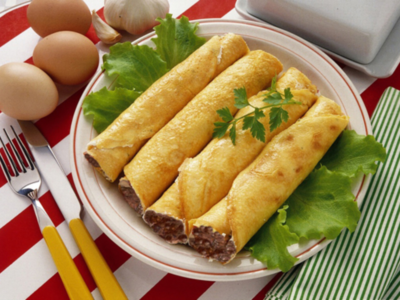 Блинный рулет с мясным фаршем