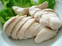 Вкусная куриная грудинка - отварная с зеленью.