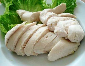 Вкусная куриная грудинка - отварная с зеленью.
