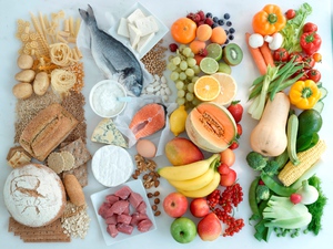 Продукты питания можно есть все даже худеющим, главное, просчитать правильное число калорий 